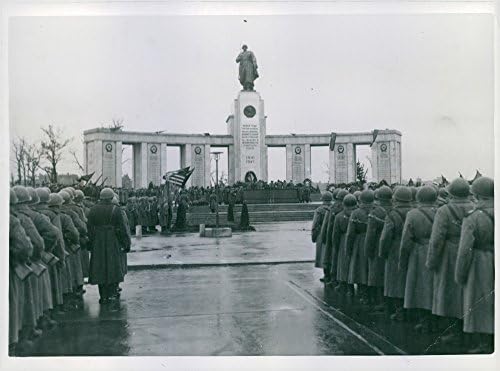 תצלום וינטג 'של נוף כללי של הסצינה לאחר טקס החשיפה על ידי אנדרטת הניצחון של הצבא האדום בברלין.