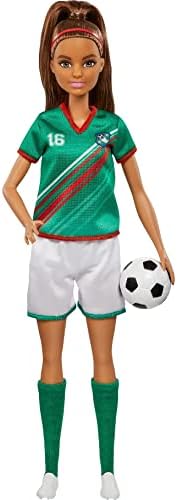 בובת אופנה כדורגל ברבי עם קוקו ברונטית, צבעוני 16 מדים, סוליות & מגבר; גרביים גבוהים, כדורגל