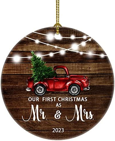 Juooe חג המולד הראשון שלנו כמר וגברת פשוט התחתן עם קישוט עץ חג המולד של המשאית לחג המולד הראשון שלנו כמר.