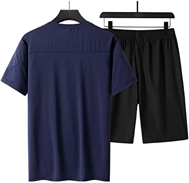 שני תלבושות של שני חלקים לגברים בניגוד לניגוד קלטת טי ומכנסיים קצרים המותניים