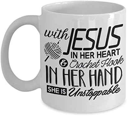 ספל קפה סרוג 11 עוז - עם ישו בלבה וסרוגה בידה מתנה כוס קפה קרמית