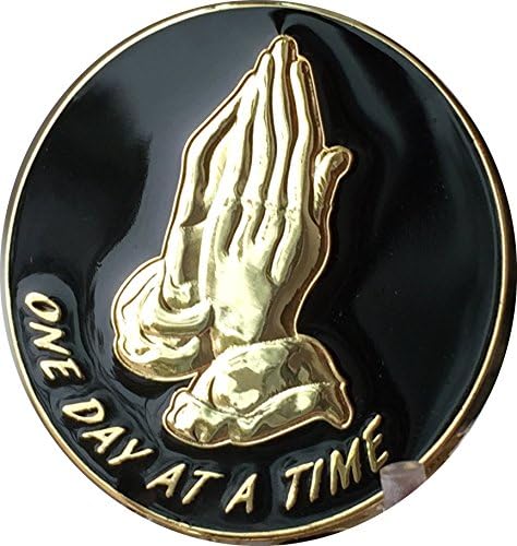 ידיים מתפללות יום אחד בכל פעם תפילה של סרנייה מצופה זהב שחור