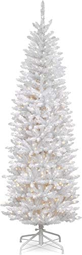 חברת העצים הלאומית המלאכותית המלאכותית עץ חג המולד דק, לבן, אשוח קינגסווד, אורות לבנים, כוללת