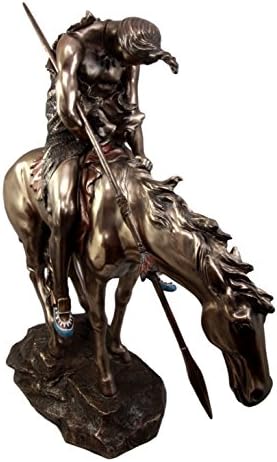 אטלנטיק אברוס קצה גדול ומפורט של פסל השביל 23 לוחם יליד הודי אמיץ גבוה על סוס יורד בפסלון שביל מכות