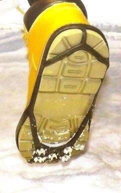 החלק על דוקרני הנעל להליכה בשלג או קרח