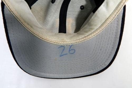 1985-89 פיטסבורג פיראטים ג'וניור אורטיז 26 משחק משומש כובע שחור 7.5 DP22744 - משחק כובעי MLB משומשים