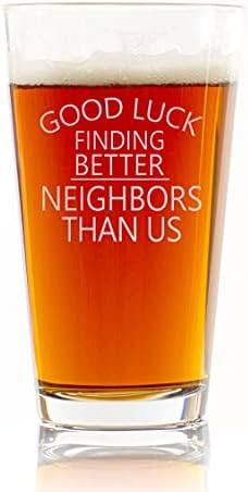 קידום & מגבר; מעבר מזל טוב למצוא שכנים טובים יותר מאיתנו כוס בירה בירה - מתנה מצחיקה עבור בעלי