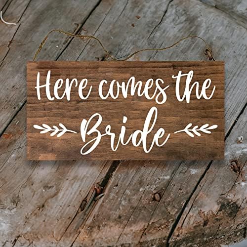 כאן מגיע שלט הכלה שלך - 6 '' x 12 '' שלט עץ - שלט נושא טבעת - שלט עץ לחתונה - טקס חתונה - שלט חתונה מצחיק -